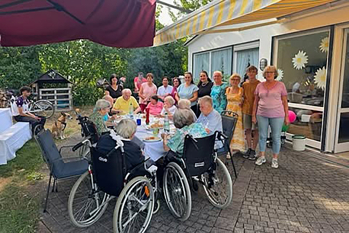 Beitragsbild Grillnachmittag im SeniorenZentrum Maranatha: Gemeinsam den Sommer genießen